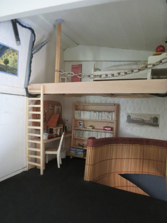 Sovloft med dockskåpsmakarens hörna under